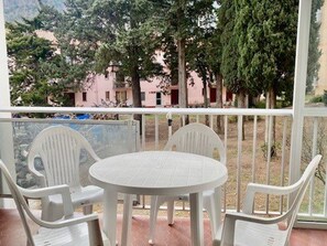 Outdoor dining - Cozy F2 Apartment with A/C, Garage, and Balcony - Close to Cure Stations and City Center (Amélie-les-Bains-Palalda)