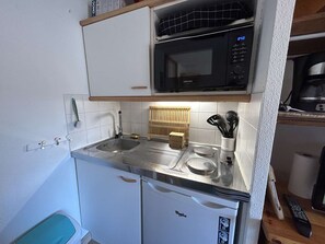 Réfrigérateur, micro-ondes, plaque de cuisson, cafetiÚre/bouilloire