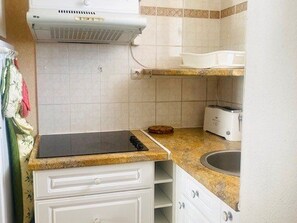 Geladeira, micro-ondas, fogão, cafeteira/chaleira