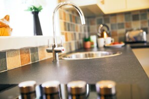 Kjøleskap, mikrobølgeovn, ovn og oppvaskmaskin