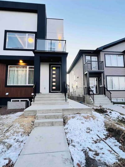 Centrally located & Stylish 2Bedroom River Valley Suite