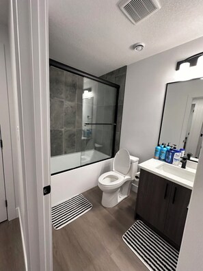Hair dryer, towels, soap, shampoo - Centrally located & Stylish 2Bedroom River Valley Suite (Edmonton)