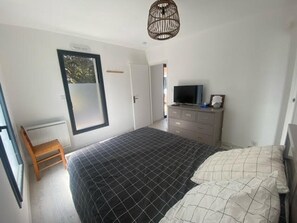 3 bedrooms, iron/ironing board, free WiFi