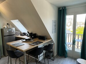 Réfrigérateur, micro-ondes, four, plaque de cuisson