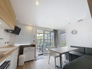 Interior - Luxury 2-Bedroom Mobile Home with Heated Pool, Near Beach, Parking, and Wi-Fi (Jullouville)