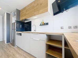 Réfrigérateur, micro-ondes, plaque de cuisson, lave-vaisselle