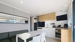 Dining - Comfortable Mobile Home, 4 Guests, 200m from Beach, Heated Pool & Fitness Room (Jullouville)