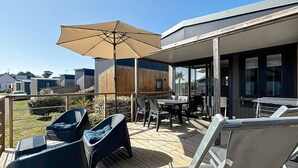 Outdoor dining - Comfortable Mobile Home, 4 Guests, 200m from Beach, Heated Pool & Fitness Room (Jullouville)