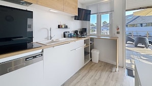 Coffee/tea maker, fridge, microwave, stovetop - Comfortable Mobile Home, 4 Guests, 200m from Beach, Heated Pool & Fitness Room (Jullouville)