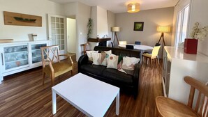 TV - Charming 3-BR House w/ WiFi, Near Beach & Forest, Pet-Friendly (Saint-Jean-de-Monts)