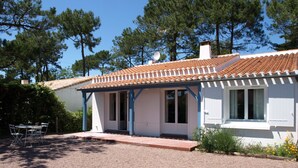 Exterior - Charming 3-BR House w/ WiFi, Near Beach & Forest, Pet-Friendly (Saint-Jean-de-Monts)