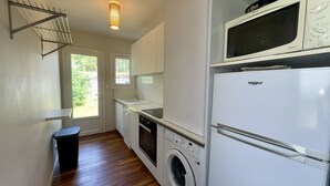 Coffee/tea maker, fridge, microwave, oven - Charming 3-BR House w/ WiFi, Near Beach & Forest, Pet-Friendly (Saint-Jean-de-Monts)