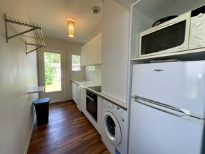 Jääkaappi, mikroaaltouuni, uuni, liesi