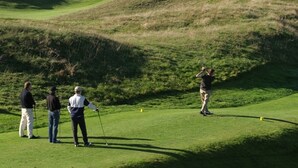 A golf course with a view of the sea in the background. - Charming 3-BR House w/ WiFi, Near Beach & Forest, Pet-Friendly (Saint-Jean-de-Monts)