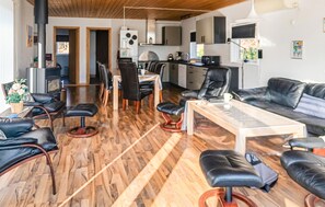 Televisión, chimenea, reproductor de DVD y estéreo 