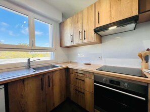 Køleskab, mikrobølgeovn, ovn, kogeplade