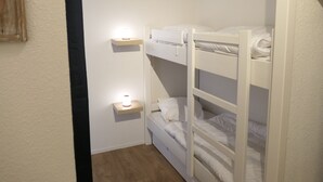 A bunk bed room with two bedside tables, each with a lamp. - 2-room apartment calm near slopes, 6 people (Saint-Gervais-les-Bains)