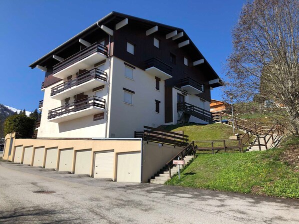 Ein mehrstöckiges Gebäude mit Balkonen, einer Treppe und einem Schild mit der Aufschrift 'LES AMETHYSTES'.