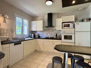 Kjøleskap, mikrobølgeovn, ovn og kokeplater