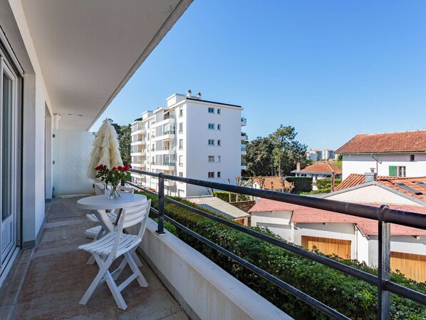 Outdoor dining - Cozy Apartment Near Shops, 1 km from Beaches, Parking Included (Biarritz)