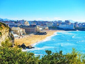 Beach - Cozy Apartment Near Shops, 1 km from Beaches, Parking Included (Biarritz)