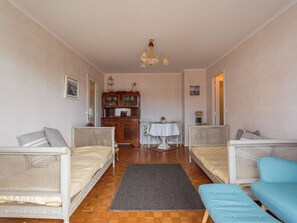 Interior - Cozy Apartment Near Shops, 1 km from Beaches, Parking Included (Biarritz)