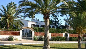 Property grounds - Charming Villa with Private Pool, Near Beach and Amenities in Moraira, Costa Blanca (Moravit)