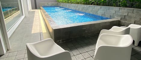 Una piscina al aire libre