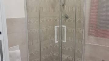 Dusche, Haartrockner, Bidet, Handtücher