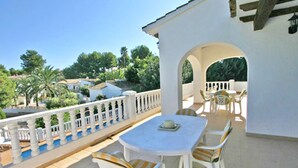 Outdoor dining - Charming Villa in Moraira with Private Pool, Garden, and Near Beach (Moravit)