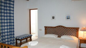 3 bedrooms, WiFi, bed sheets - Charming Villa in Moraira with Private Pool, Garden, and Near Beach (Moravit)