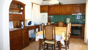 Coffee/tea maker, microwave, oven, stovetop - Spacious Classic Villa with Private Pool, Garden, and Close to Beach in Moraira (Moraira)
