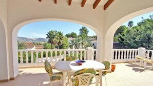 Outdoor dining - Spacious Classic Villa with Private Pool, Garden, and Close to Beach in Moraira (Moraira)