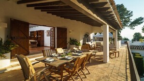 Outdoor dining - Luxury Villa with Private Pool, Garden, and Sea Views, 500m from Playa Ampolla (Moravit)