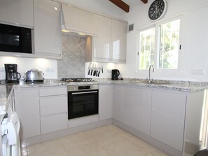 Microwave, oven, stovetop, coffee/tea maker - Cozy Holiday Home in Moraira with Communal Pool, Near Golf & Beach, Perfect for Families (Moraira)