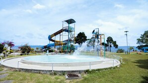 Un parc aquatique doté de nombreux toboggans et d’une fontaine centrale.