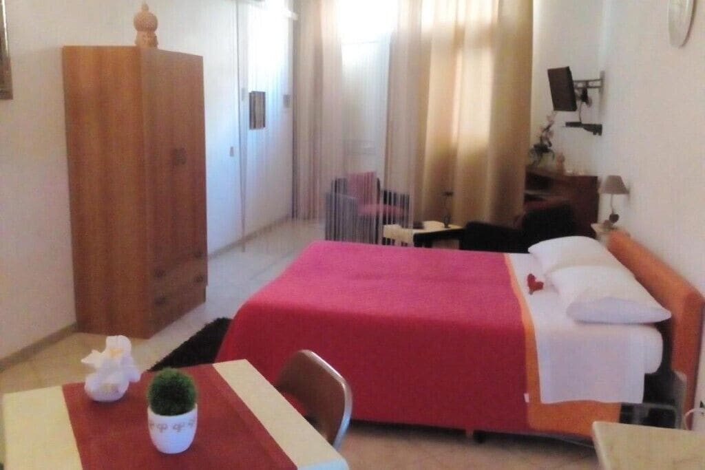 1 bedroom, WiFi, bed sheets
