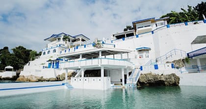 Rockwalled Adventure Resort by Hiverooms