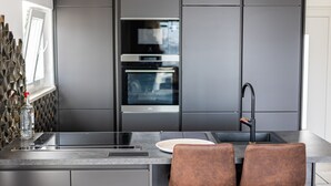 エスプレッソマシン、大型冷蔵庫、電子レンジ、オーブン
