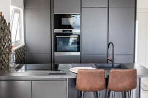 Full-size fridge, microwave, oven, stovetop - Apartment DINA (Okrug)
