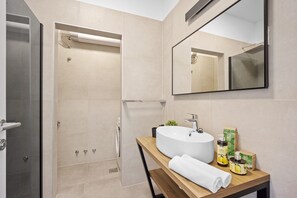 Douche, sĂšche-cheveux, serviettes fournies, savon