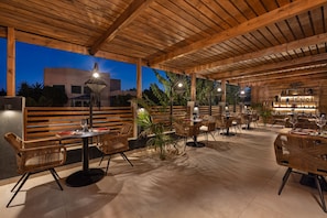 4 restaurants, breakfast, lunch, dinner served; Asian cuisine