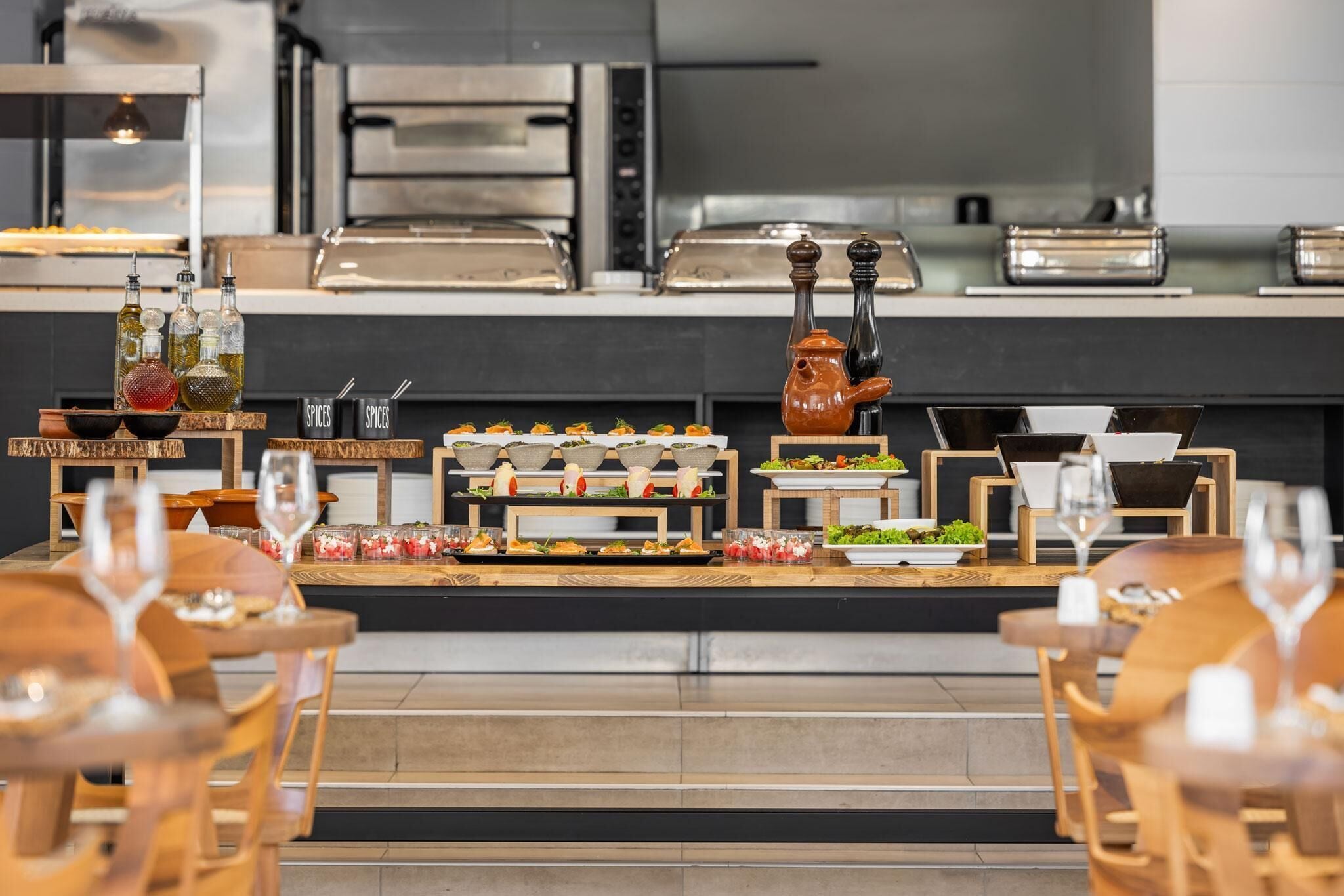 4 restaurants, breakfast, lunch, dinner served; Asian cuisine