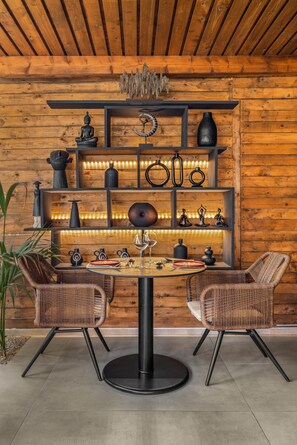 4 restaurantes, se sirven desayunos, comidas, cenas y cocina asiática