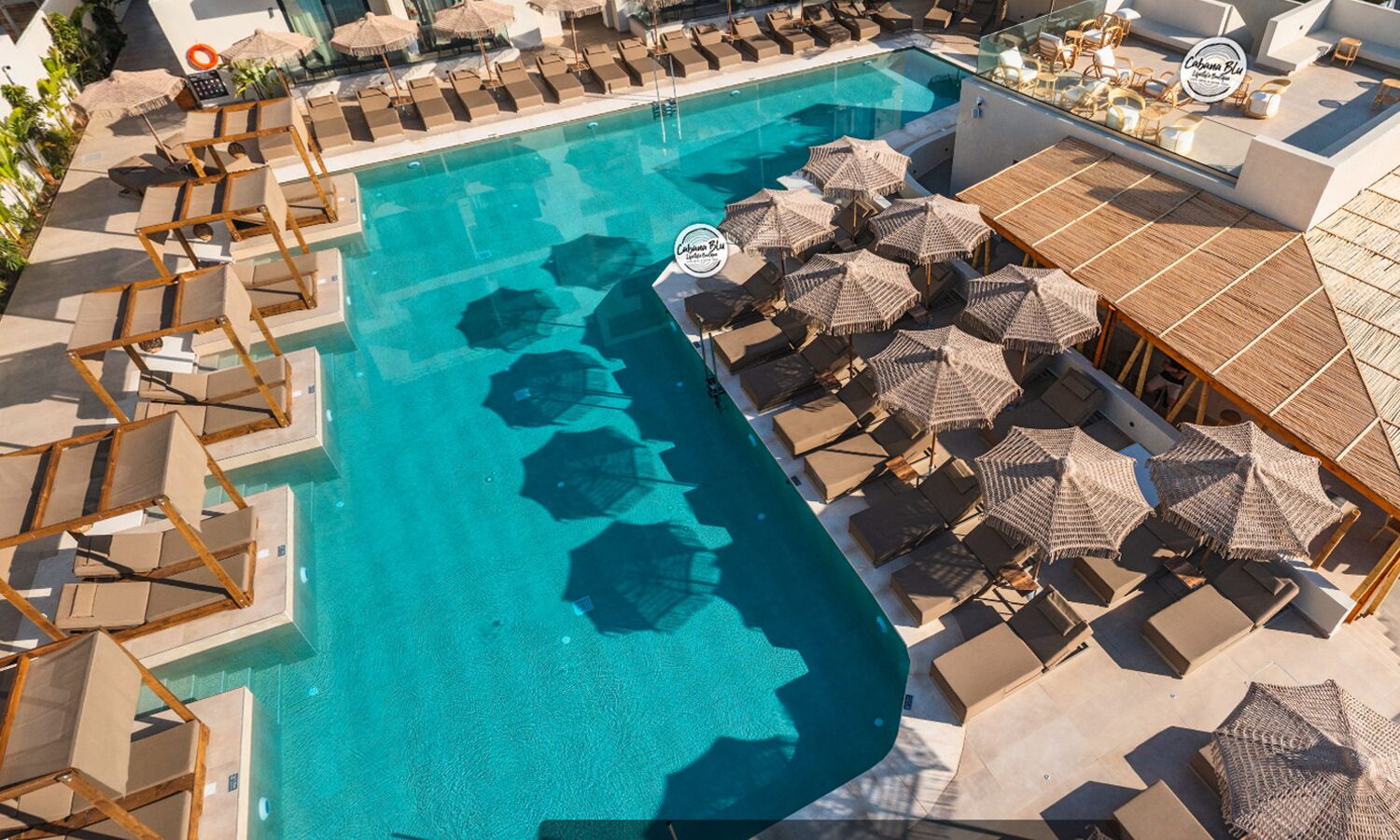 Alberca al aire libre por temporada y sombrillas en la alberca 