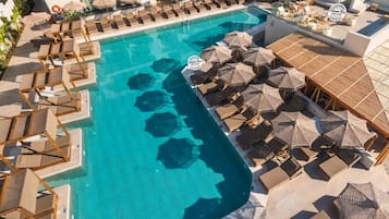 Alberca al aire libre por temporada y sombrillas en la alberca