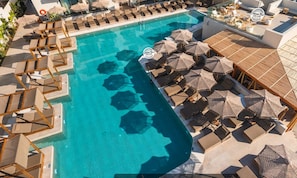 Seasonal outdoor pool, pool umbrellas, sun loungers - Cabana White Boutique Hotel (Kos)