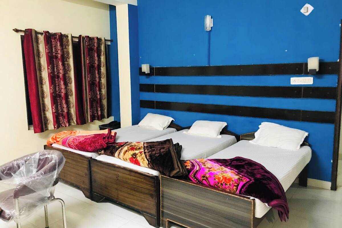 Deluxe Triple Room | Laptop workspace, WiFi (free), bed sheets