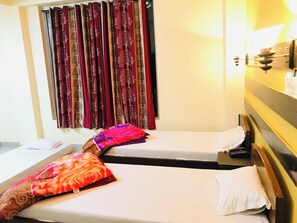 Deluxe Double Room | Laptop workspace, free WiFi, bed sheets - Vaatika Inn Gaya (Gaya)