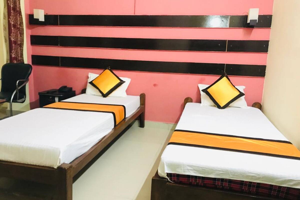 Deluxe Double Room | Laptop workspace, WiFi (free), bed sheets
